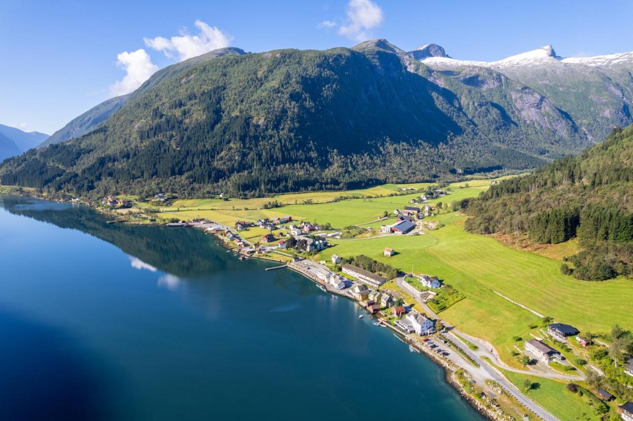 Cabin Alongside The Beautiful Fjaerlandsfjord Exterior foto